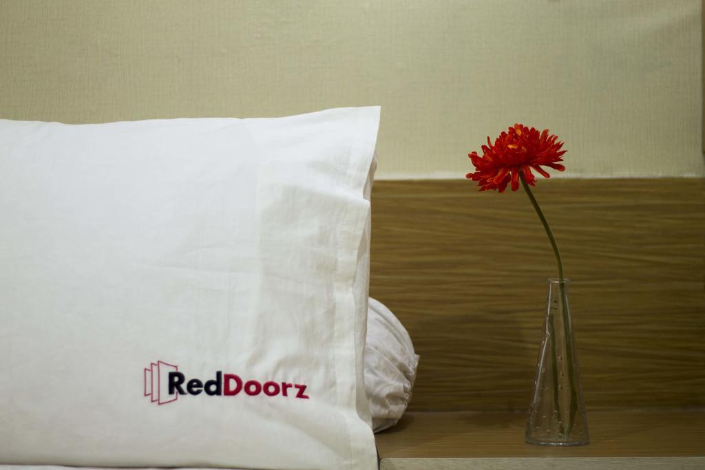 Reddoorz Near Tegalega Park Hotell Bandung Exteriör bild